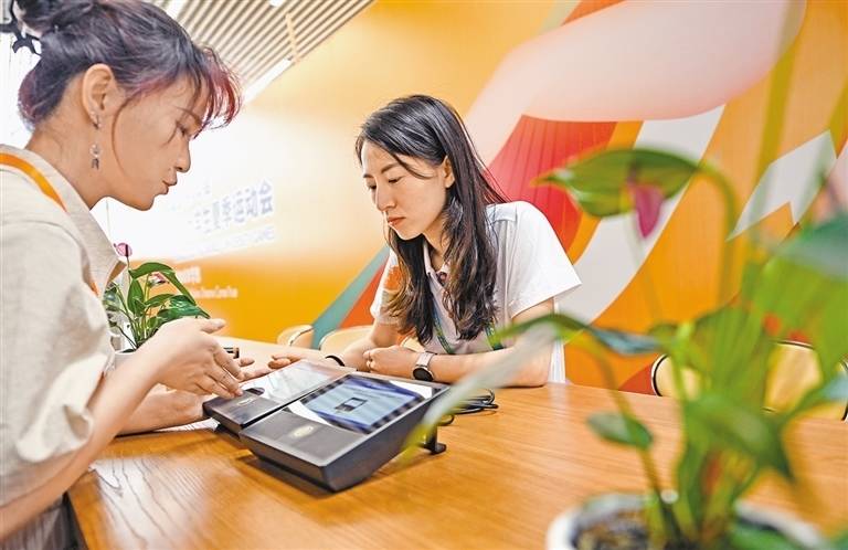 སློབ་གྲྭ་ཆེ་མོ་བའི་ལུས་རྩལ་འགྲན་ཚོགས་གཉེར་ཡུལ་གྱི་གྲོང་ཁྱེར་དུ་ཚན་རྩལ་གསར་གཏོད་ལ་འཚོལ་ཞིབ་བྱེད་པ།