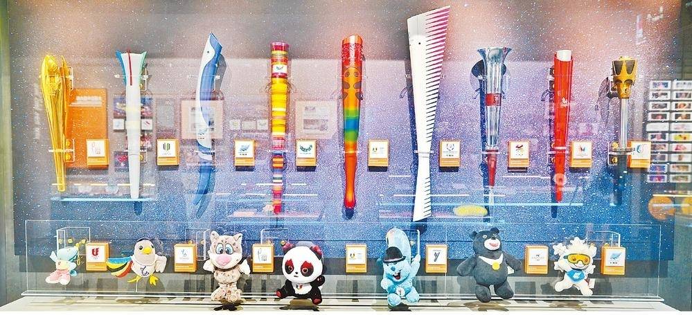 ཁྲེང་ཏུའུ་སློབ་ཆེན་སློབ་མའི་ལུས་རྩལ་འགྲན་ཚོགས་ཀྱི་ དངོས་མང་བཤམས་སྟོན་ཁང་སྒོ་འབྱེད་པ།