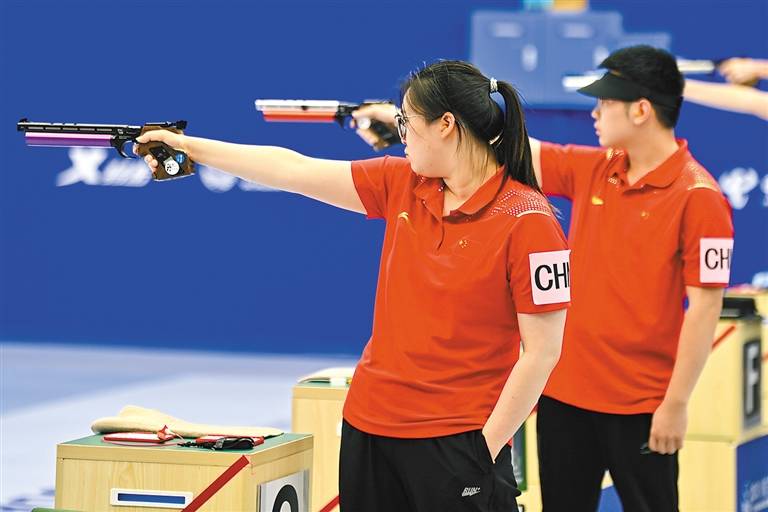 སྨི་10ཡི་ཐུང་མདའི་མཉམ་བསྲེས་ཚོགས་པའི་ནང་ཀྲུང་གོའི་རུ་ཁག་གིས་ཨང་དང་པོ་བླངས་པ།