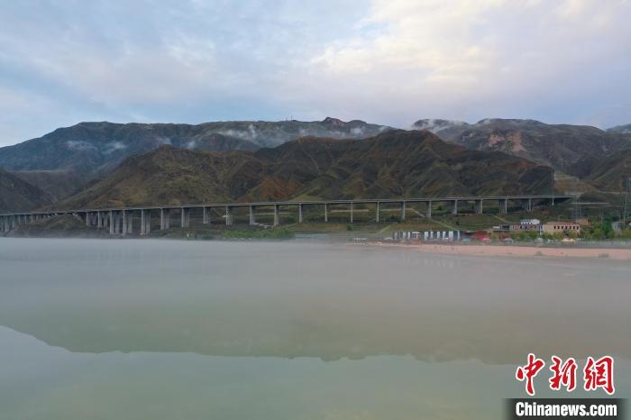 青海尖扎：夏日雨后薄霧黃河現朦朧