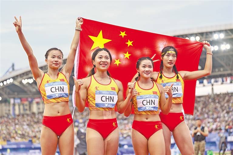 མཆོང་རྒྱུག་འཕེན་གསུམ་གྱི་བུད་མེད་ཀྱི་སྨི་4×100ཡི་རྒྱུག་མཐུད་འགྲན་བསྡུར་ལ་ཀྲུང་གོའི་རུ་ཁག་གིས་ཨང་དང་པོ་བླངས་པ།