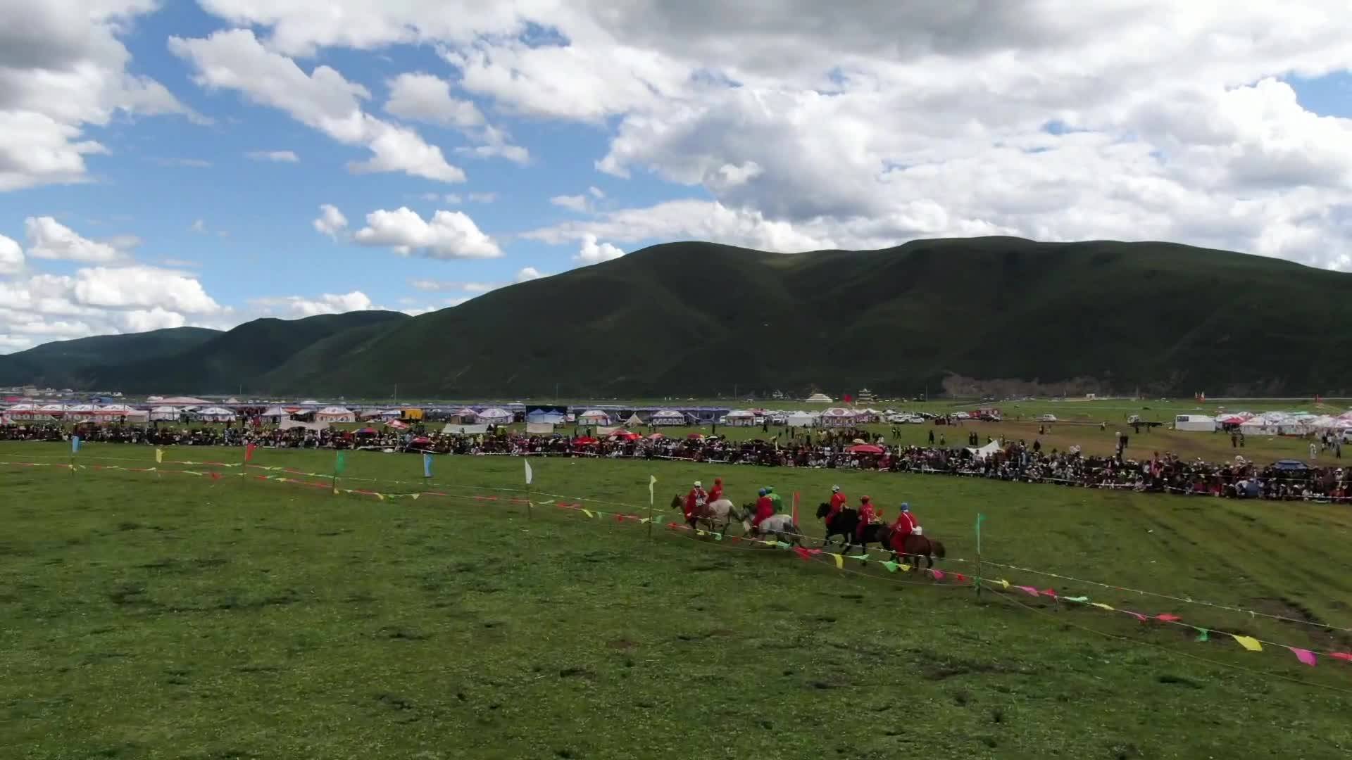 “福地色達·金馬之邀”草原游牧文化體驗季 朗坤杯首屆賽馬活動決賽現場