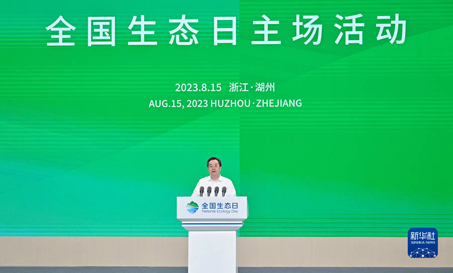 ཞི་ཅིན་ཕིང་གིས་རྒྱལ་ཡོངས་ཀྱི་སྐྱེ་ཁམས་ཉིན་མོ་ཆེན་ཐོག་མ་ཐོན་ལ་ཡོད་པའི་སྐབས་སུ་མཛུབ་སྟོན་གལ་ཆེན་གནང་ནས་སྤྱི་ཚོགས་ཡོངས་ཀྱིས་འགུལ་སྐྱོད་སྤེལ་ཏེ་སྔོ་ཞིང་དྭངས་པའི་རི་ཆུ་ནི་གསེར་རི་དངུལ་རི་ཡིན་པའི་འདུ་ཤེས་བརྒྱུད་སྤེལ་བྱེད་མཁན་དང་དཔེ་སྟོན་ལག་ལེན་མཁན་ཞིག་བྱེད་དགོས