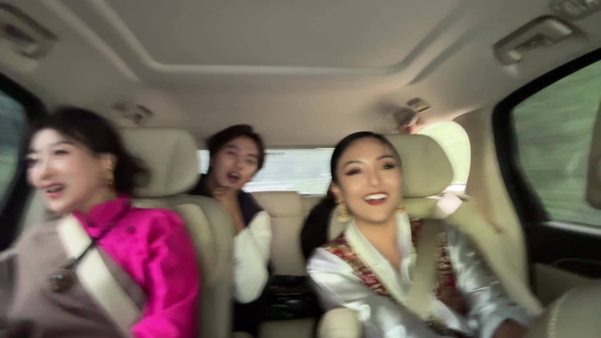 The shooting titbits of A Joyful Picnic Season VI -- Singing clip of guests on the way to filming