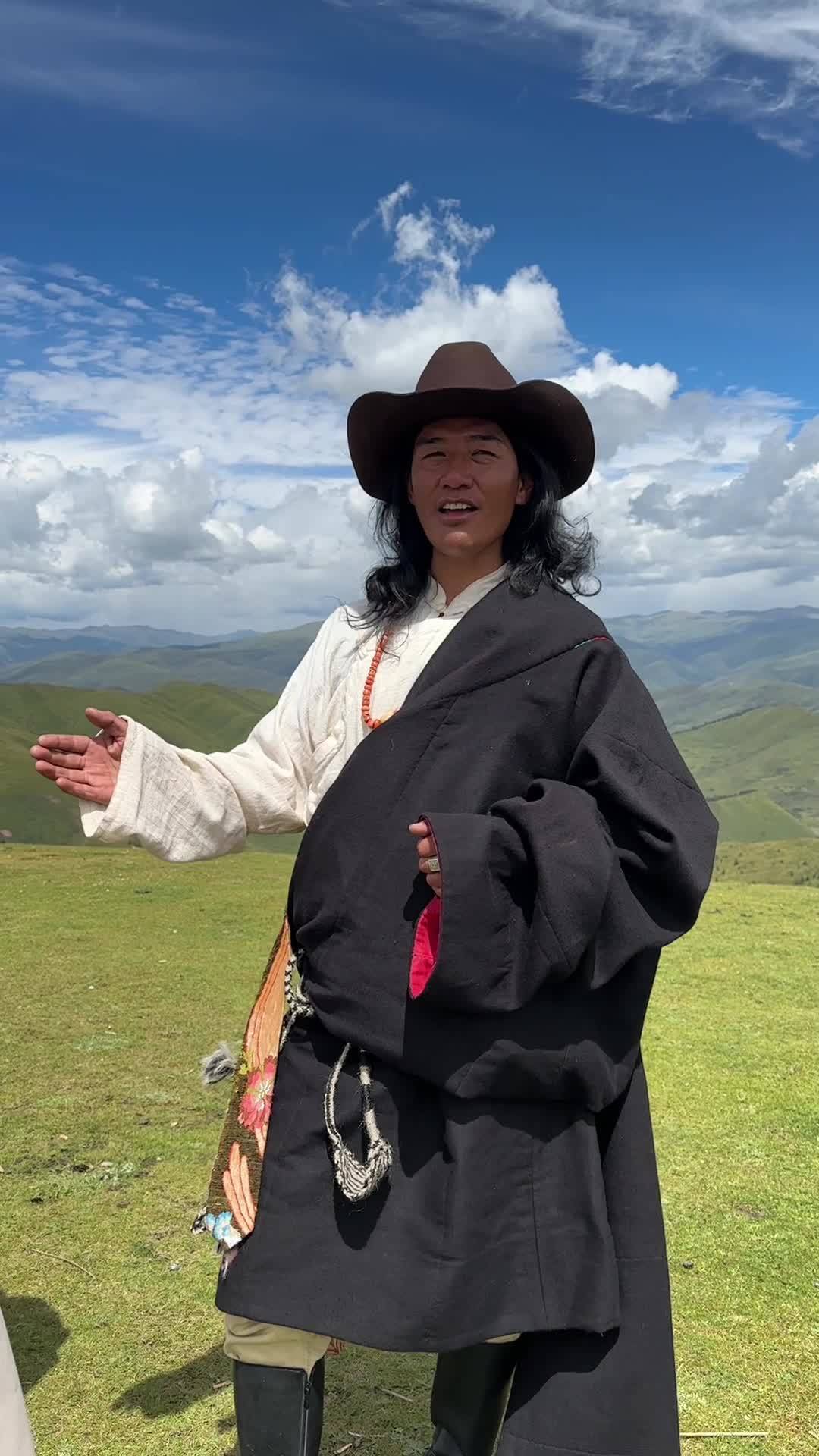 The shooting titbits of A Joyful Picnic Season VI -- Singing clip of Lhawa Lidron, folk song inheritor of Rangtang