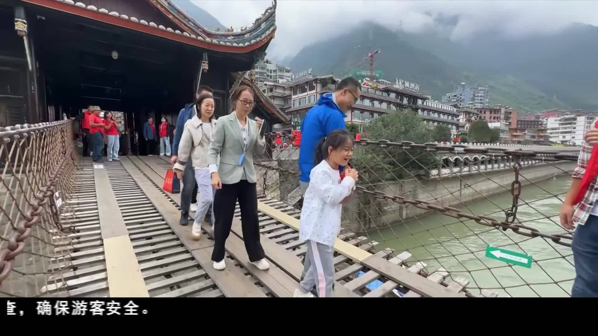 國慶假期第二天 川西高原景區迎來游客“潮”