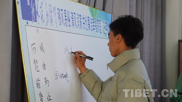 圖為在廉潔家庭簽字板上留名.JPG