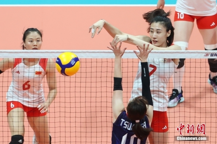 10月7日，杭州第19屆亞運會女子排球決賽在杭州師范大學(倉前校區)體育館舉行，中國隊(白)3比0戰勝日本隊，獲得金牌。圖為中國選手王媛媛在比賽中攔網。<a target='_blank' href='/'>中新社</a>記者 湯彥俊 攝