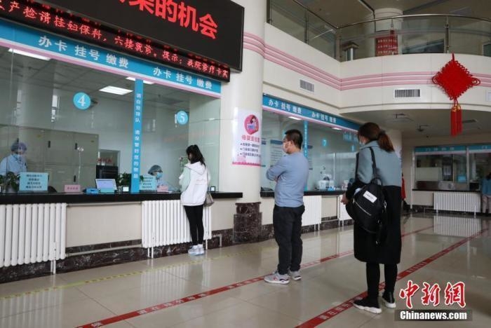 資料圖：市民在醫院門診大廳間隔排隊掛號。<a target='_blank' href='/'>中新社</a>記者 楊迪 攝
