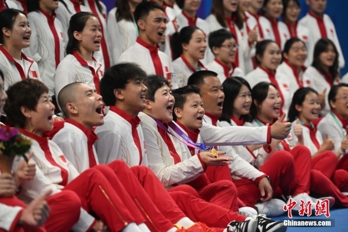 10月27日，杭州亞殘運會游泳項目的比賽全部結(jié)束，中國隊共獲得56金52銀42銅，隊員們在賽后進行慶祝。圖為中國隊隊員歡呼、合影。<a target='_blank' href='/'>中新社</a>記者 王剛 攝