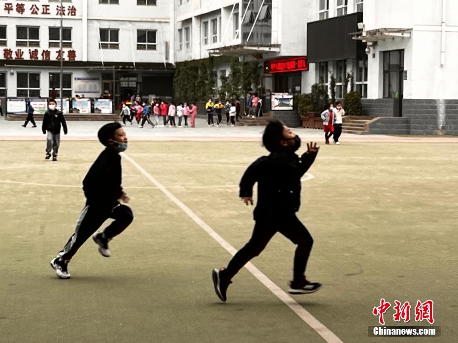 图为兰州市城关区南河小学，学生们在课间玩耍。 九美旦增 摄