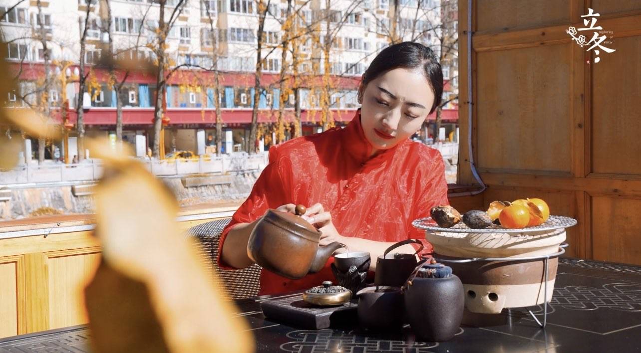 馬爾康群眾喝藏茶、曬太陽迎接立冬