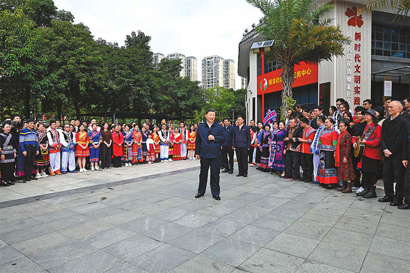 ཟླ་12ཚེས་14དང་15ཉིན། ཀྲུང་གུང་ཀྲུང་དབྱང་གི་སྤྱི་ཁྱབ་ཧྲུའུ་ཅི་དང་། རྒྱལ་ཁབ་ཀྱི་ཀྲུའུ་ཞི། ཀྲུང་དབྱང་དམག་ཨུད་ཀྱི་ཀྲུའུ་ཞི་བཅས་ཡིན་པའི་ཞི་ཅིན་ཕིང་གིས་ཀོང་ཤིས་སུ་རྟོག་ཞིབ་གནང་ཞིང་། འདི་ནི་ཚེས་14ཉིན་གྱི་སྔ་དྲོར། ཞི་ཅིན་ཕིང་གིས་ནན་ཉིང་གྲོང་ཁྱེར་ལེང་ཆིང་ཆུས་ཕན་ལུང་སྡེ་ཁུལ་དུ་རྟོག་ཞིབ་གནང་སྐབས་སྡེ་ཁུལ་གྱི་མི་རིགས་ཁག་གི་མང་ཚོགས་དང་བྱམས་བརྩེའི་གླེང་མོལ་གནང་བཞིན་པ།