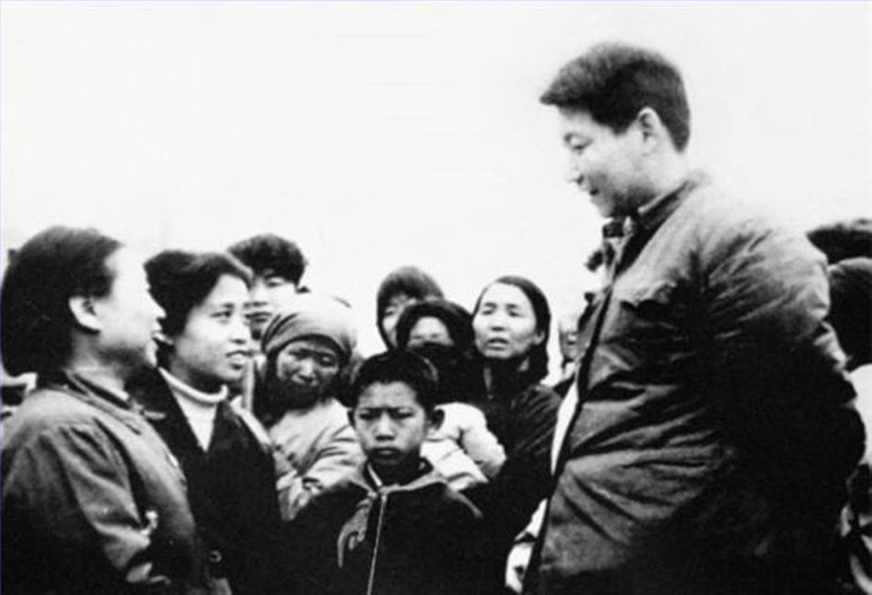 1983年，時任中共正定縣委書記的習近平同趙村群眾交談。