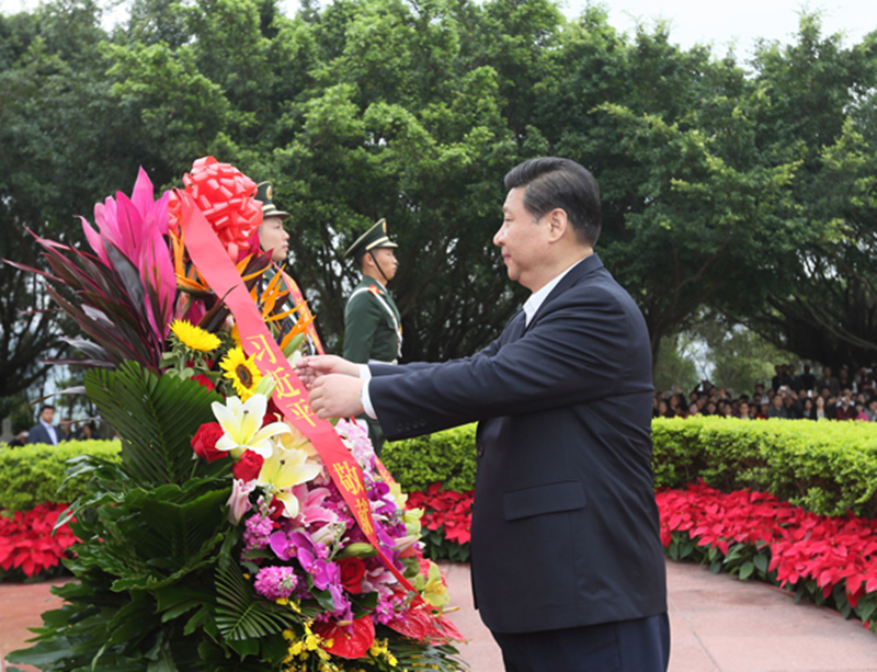2012年12月8日，習近平在深圳蓮花山公園向鄧小平銅像敬獻花籃。