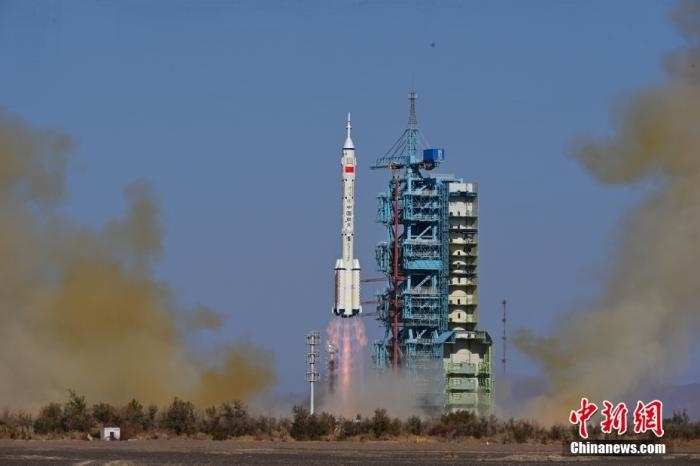 資料圖：北京時間2023年10月26日11時14分，搭載神舟十七號載人飛船的長征二號F遙十七運載火箭在酒泉衛星發射中心點火發射。汪江波 攝