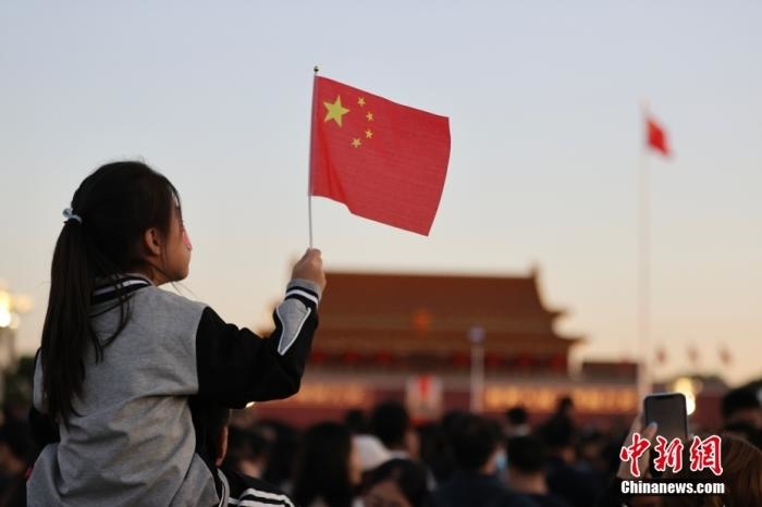 資料圖：2023年10月1日清晨，隆重的升國旗儀式在北京天安門廣場舉行，30.2萬市民游客齊聚天安門廣場，慶祝新中國74周年華誕。<a target='_blank' href='/'>中新社</a>記者 盛佳鵬 攝