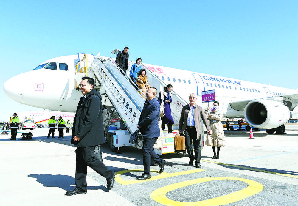 སྐབས་བཅུ་བཞི་པའི་རྒྱལ་ཡོངས་དམངས་ཆེན་གྱི་གྲོས་ཚོགས་ཐེངས་གཉིས་པར་ཞུགས་པའི་མཚོ་སྔོན་ཞིང་ཆེན་གྱི་འཐུས་མི་རྣམས་ཁ་སང་པེ་ཅིན་དུ་འབྱོར།