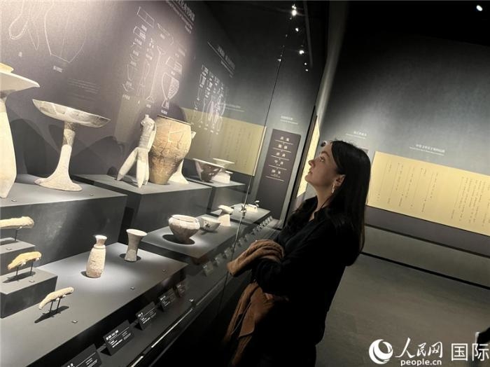 來自白俄羅斯的歐莉婭在三星堆博物館參觀。人民網(wǎng) 王禹蘅攝