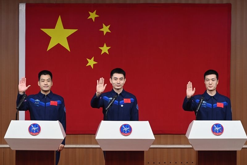 2024年月24日，神舟十八號載人飛行任務航天員葉光富(中)、李聰(右)、李廣蘇在酒泉衛星發射中心問天閣與媒體記者集體見面。
