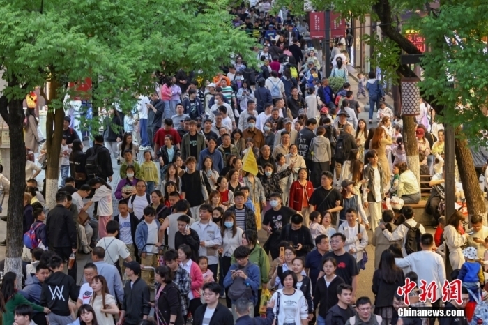 資料圖：5月3日，“五一”假期第三天，江蘇南京夫子廟景區游人如織。<a target='_blank' href='/'>中新社</a>記者 泱波 攝