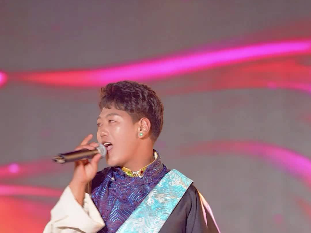 Singing clip of Changtang in Summer by Tibetan singer Tenzin Chodrak