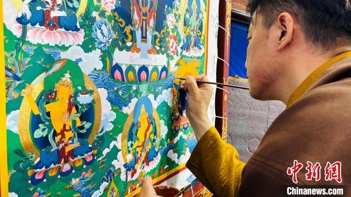 “非遺”傳承人國賽現場繪畫唐卡展示民族文化
