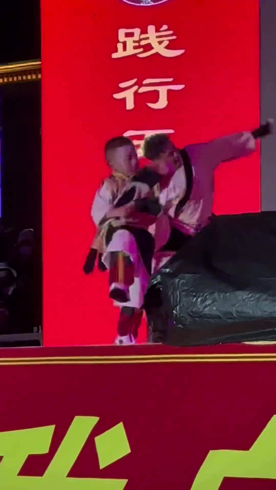 Adorable dancing moves of Dawa from Nagqu City