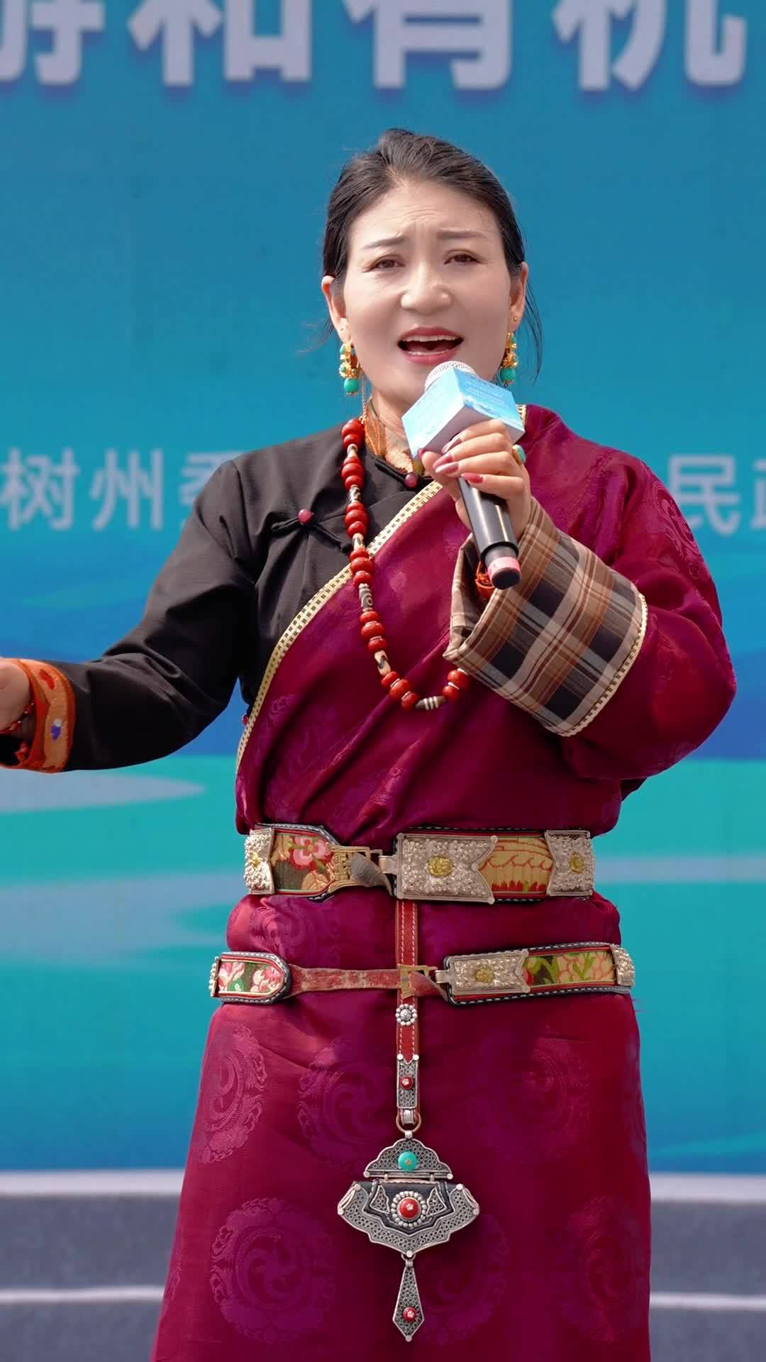 Singing clip of Grassland Madrigal by Tibetan singer Pema Yonshul