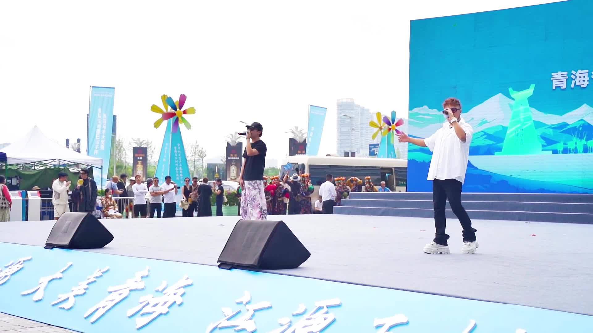 Singing clip of 1376 by Tibetan singers ANU