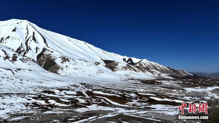 青海阿尼玛卿山：仲夏雪山宛如泼墨画