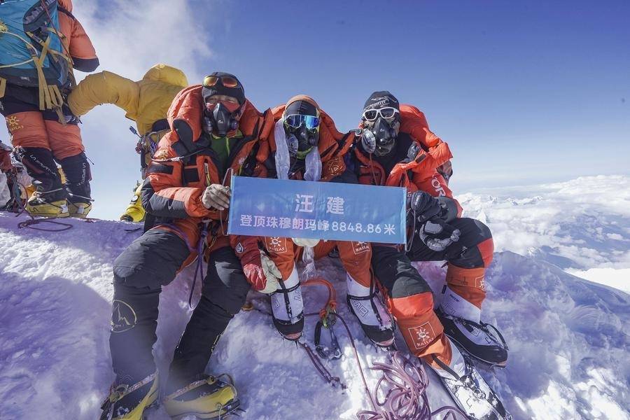 70-year-old Wang Jian becomes oldest Chinese to reach summit of Mt. Qomolangma