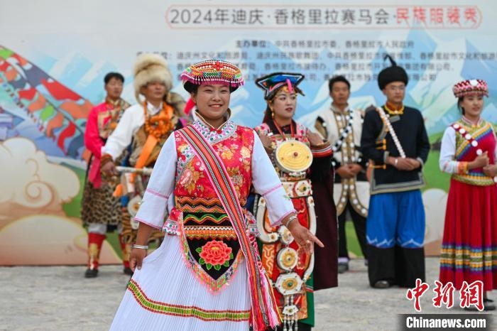 石板街道做T臺云南迪慶獨克宗古城上演民族服裝秀
