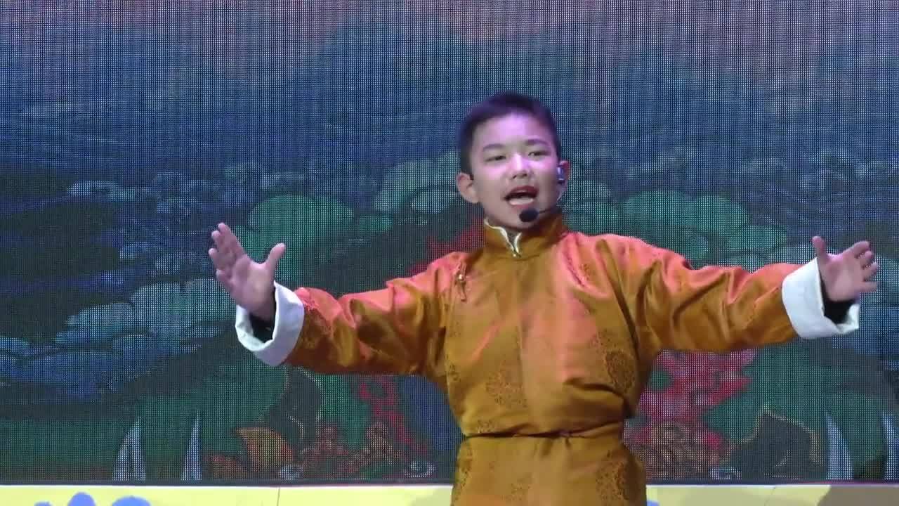 Come to receive the Tibetan kid's blessing