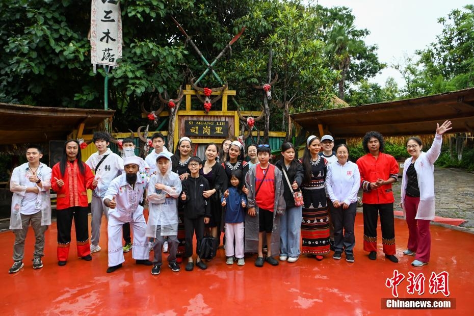 美國華裔青少年走進云南民族村 感受多彩民族風情