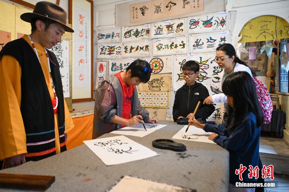 美國華裔青少年走進云南民族村 感受多彩民族風情