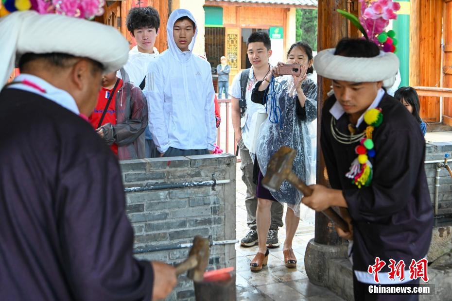 美國華裔青少年走進云南民族村 感受多彩民族風情