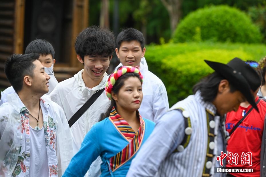 美國華裔青少年走進云南民族村 感受多彩民族風情