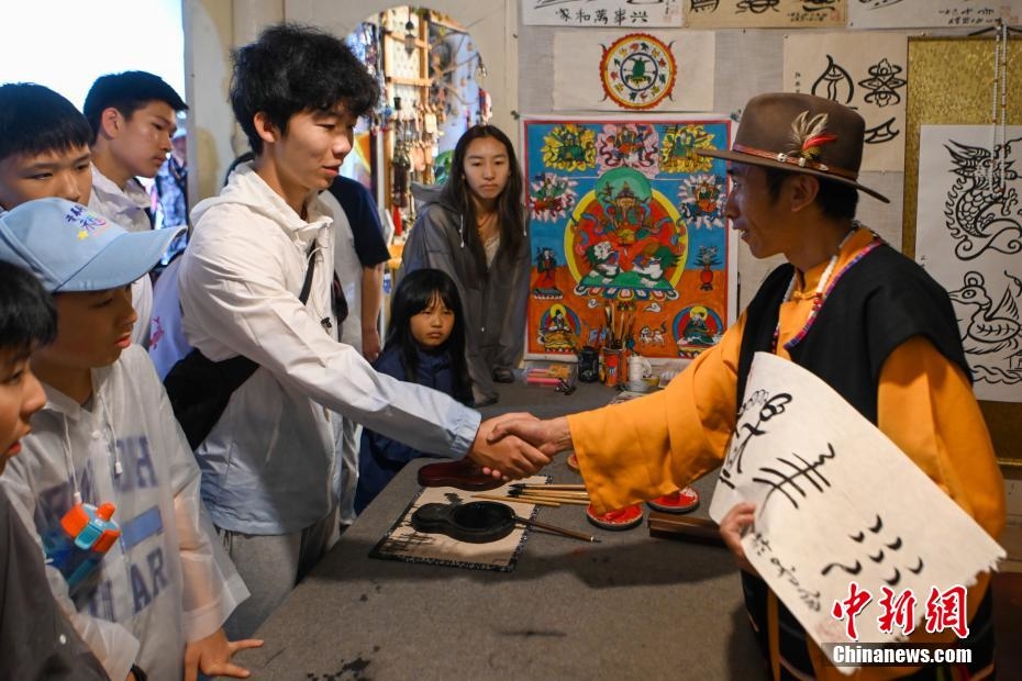 美國華裔青少年走進云南民族村 感受多彩民族風情