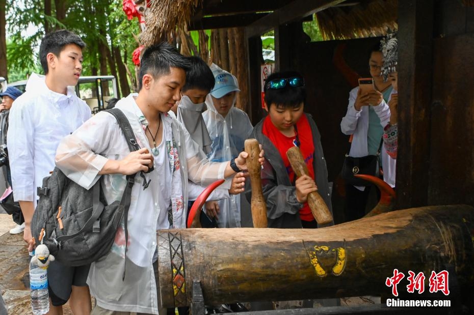 美國華裔青少年走進云南民族村 感受多彩民族風情