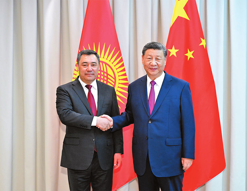 ས་གནས་དེ་གའི་དུས་ཚོད་ཟླ་7ཚེས་3ཉིན་གྱི་ཕྱི་དྲོར། རྒྱལ་ཁབ་ཀྱི་ཀྲུའུ་ཞི་ཞི་ཅིན་ཕིང་གིས་ཨ་སི་ཐ་ནར་ཧྲང་ཧའེ་མཉམ་ལས་རྩ་འཛུགས་ཀྱི་དབུ་ཚོགས་ལ་མ་ཞུགས་གོང་ཁེར་གྷི་སི་ཐན་གྱི་ཙུང་ཐུང་ཀྲ་ཕཱ་ལུའོ་ཧྥུའུ་དང་མཇལ་འཛོམས་གནང་བ།