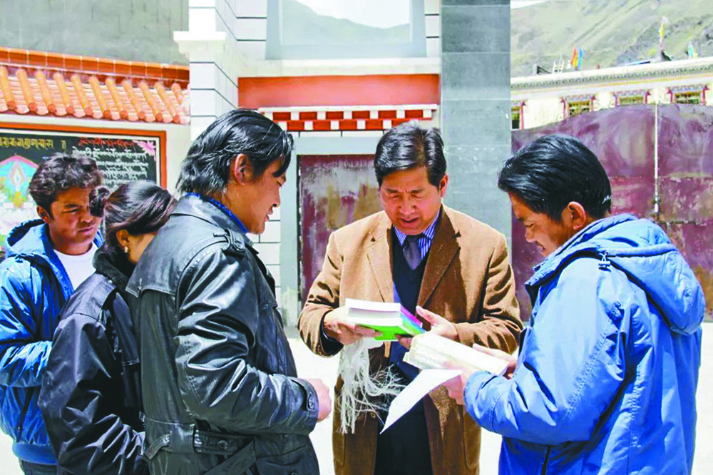 བོད་ཀྱི་བརྡ་སྤྲོད་སྨྲ་བའི་ཁྱུ་མཆོག་སྟེ་དགེ་རྒན་ཆེན་མོ་ལྕགས་ཐར་རྒྱལ།