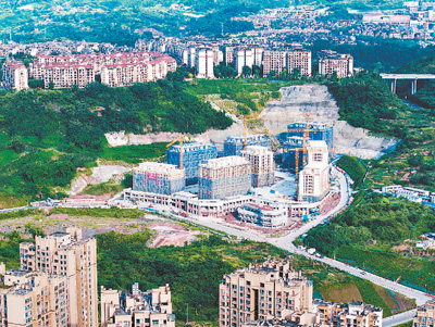 重慶市北碚區首個保障性租賃住房及周邊配套項目工程正在有序推進，目前主體結構施工全部完成，已進入室內裝修階段。圖為該項目建設現場。秦廷富攝（人民視覺）