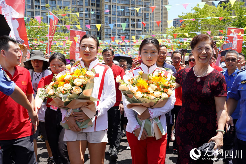 奧運(yùn)選手受到家鄉(xiāng)人民的寵愛(ài)。許世智攝
