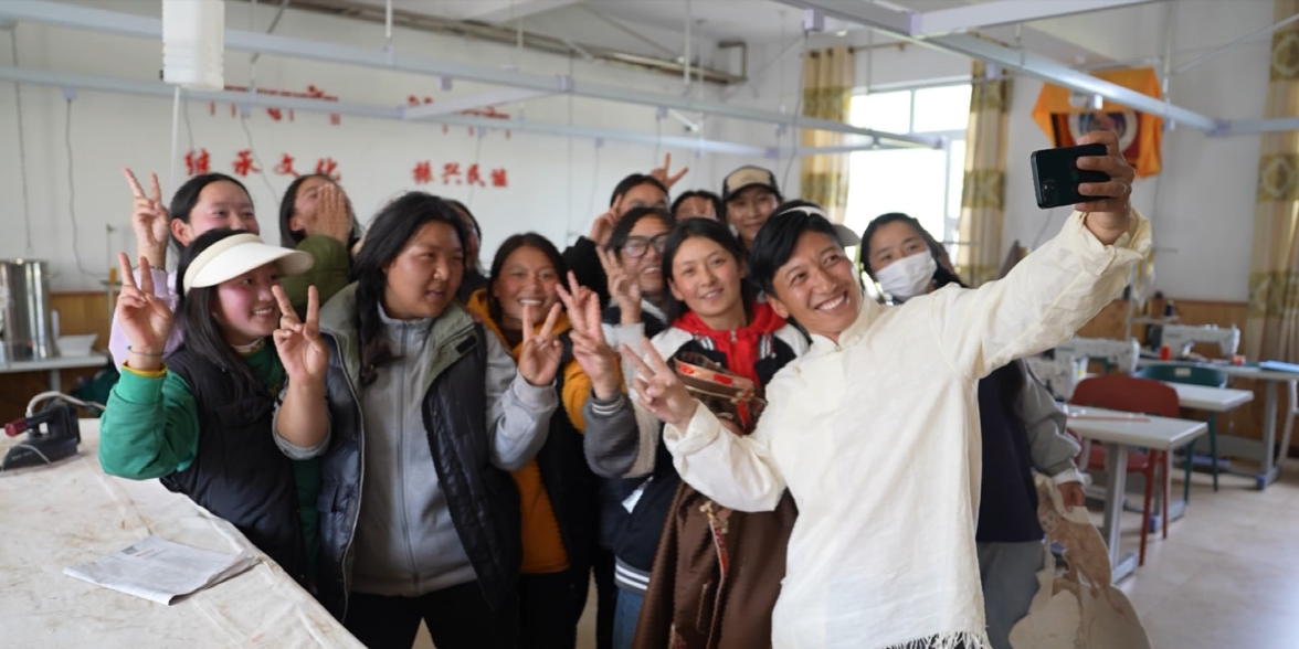 【高原行歌】“桑吉爸爸”的坚守与温情：在高原上播种希望