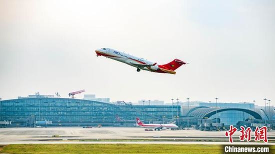 An ARJ21, China's domestically developed passenger jetliner, takes off from Chengdu Shuangliu International Airport in southwest China's Sichuan Province, Aug. 21, 2024. (Photo/China News Service)