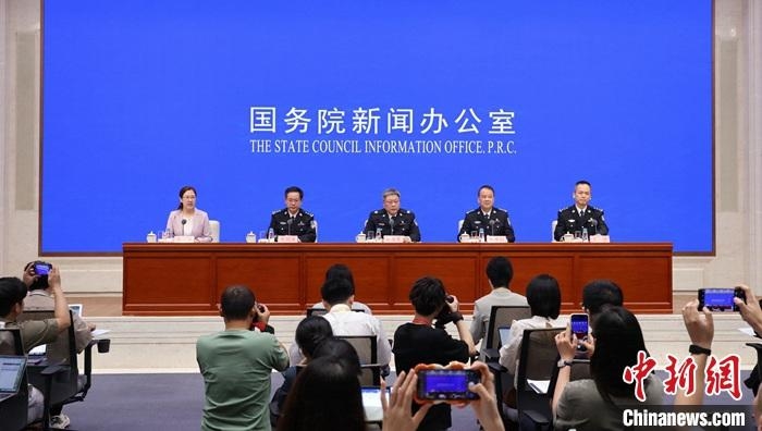 8月27日，中國(guó)國(guó)務(wù)院新聞辦公室在北京舉行“推動(dòng)高質(zhì)量發(fā)展”系列主題新聞發(fā)布會(huì)，公安部分管日常工作的副部長(zhǎng)亓延軍，治安管理局局長(zhǎng)仇保利，環(huán)境資源和食品藥品犯罪偵查局、知識(shí)產(chǎn)權(quán)犯罪偵查局局長(zhǎng)李劍濤，交通管理局局長(zhǎng)王強(qiáng)出席介紹情況，并答記者問(wèn)。 <a target='_blank' href='/'>中新社</a>記者 楊可佳 攝