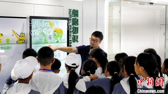 青海學(xué)生走進(jìn)深圳綜合細(xì)胞庫(kù)感受生命的起源與力量