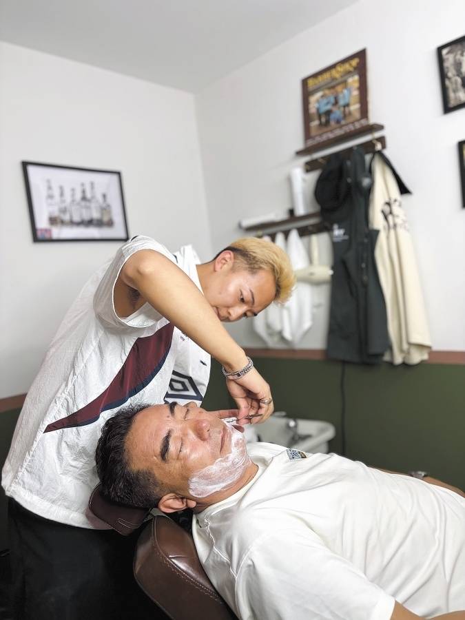 Barber creates stylish new looks in Xizang