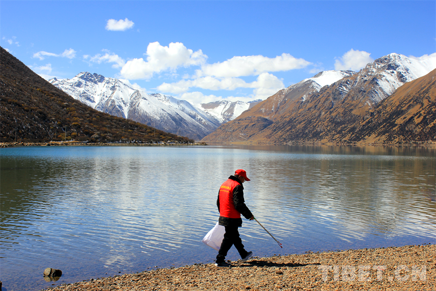 Environment Protectors of the Lake Jianaiyucuo